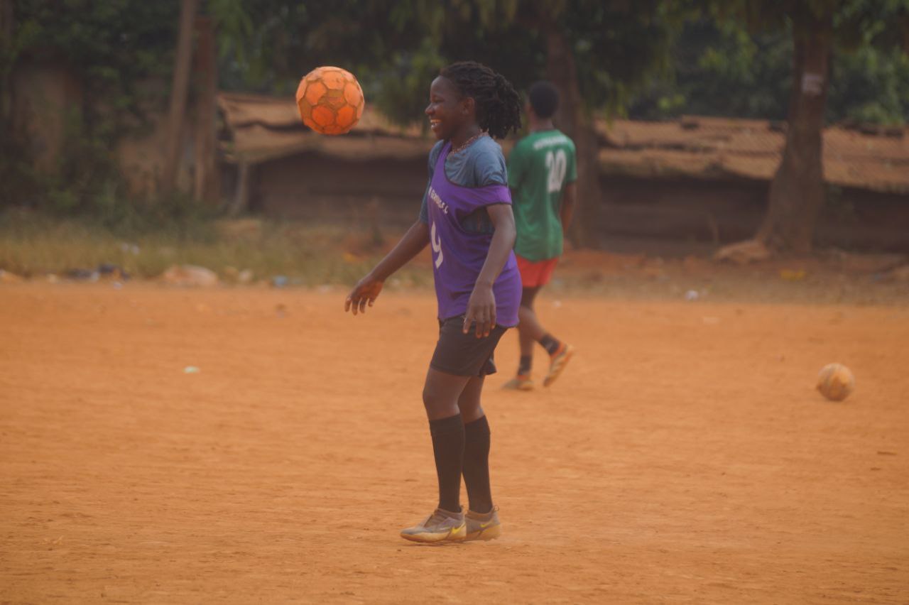 Don | Faire un don | donner | 340 maillots pour les futurs stars du football au Cameroun | NKUL EDING Universal Stars FC